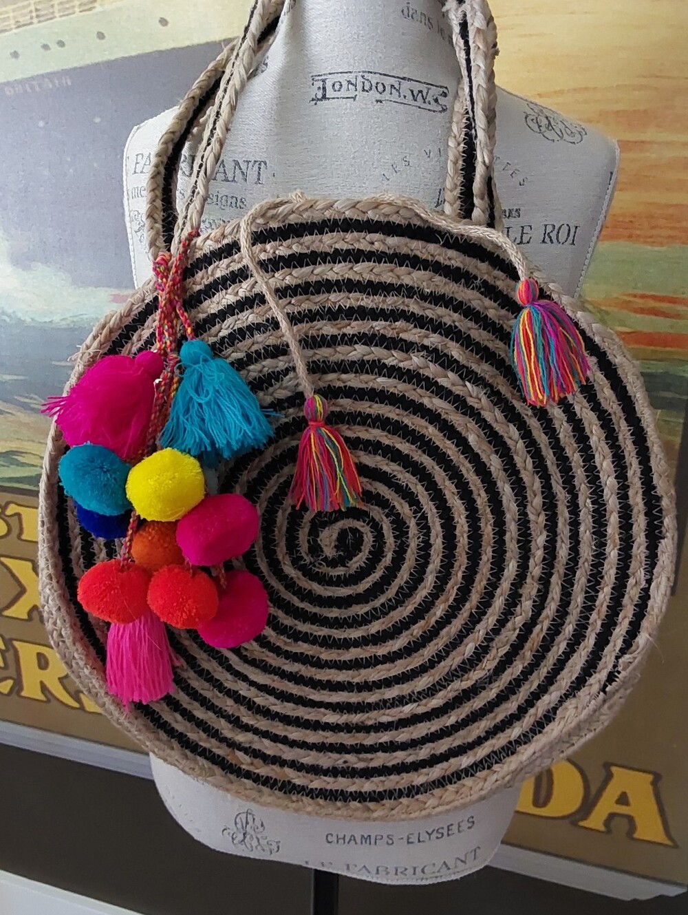 NEW NATURAL AND BLACK HANDWOVEN LARGE ROUND JUTE BAG WTH POMPOM/TASSELS - Picture 1 of 8